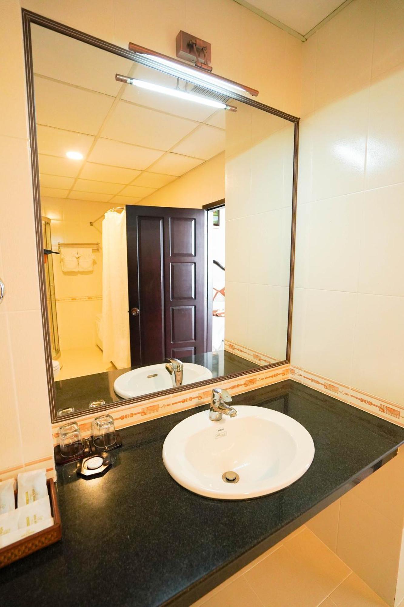 Hoa Binh 1 Hotel Лонгсюен Экстерьер фото
